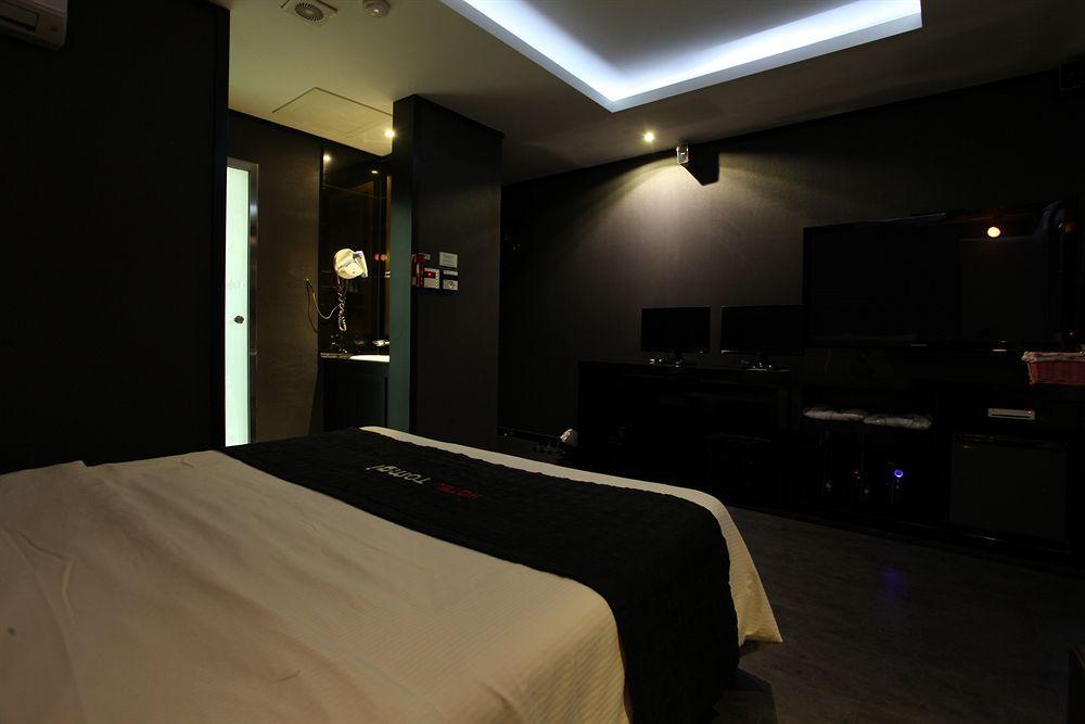 Moxy Insadong Hotel